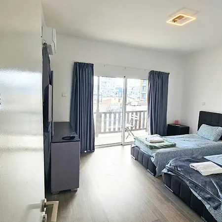 Downtown Rooms, 200m From Marina منزل للإقامة *