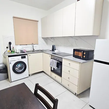 Downtown Rooms, 200m From Marina لارنكا