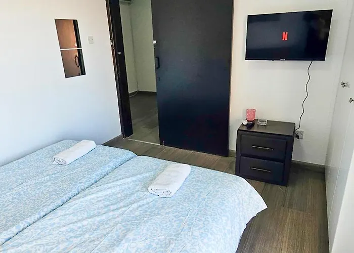 Downtown Rooms, 200m From Marina ホームステイ ラルナカ