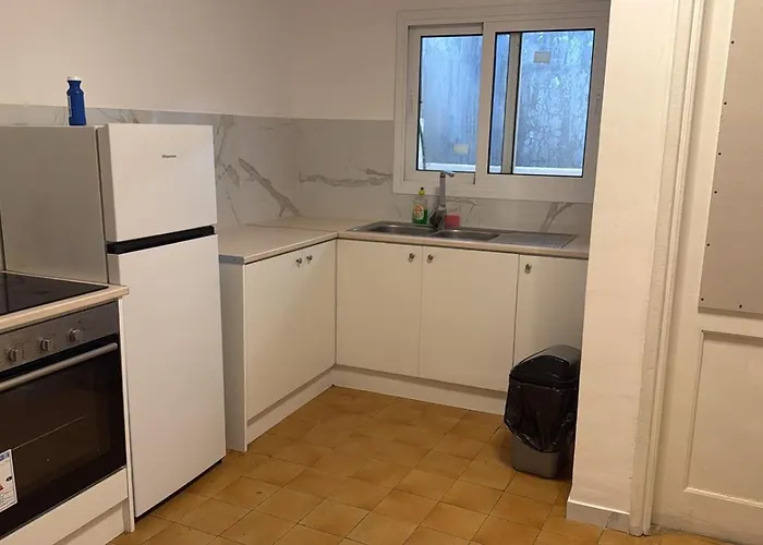 ホームステイ Downtown Rooms, 200m From Marina ラルナカ