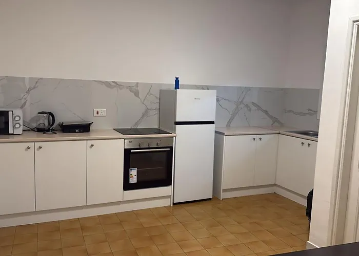 Downtown Rooms, 200m From Marina ホームステイ *