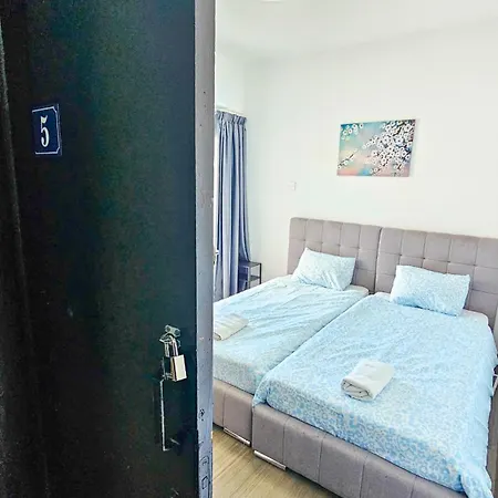 Downtown Rooms, 200m From Marina Rum i privatbostad Larnaca