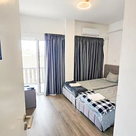 Downtown Rooms, 200m From Marina Rum i privatbostad Larnaca